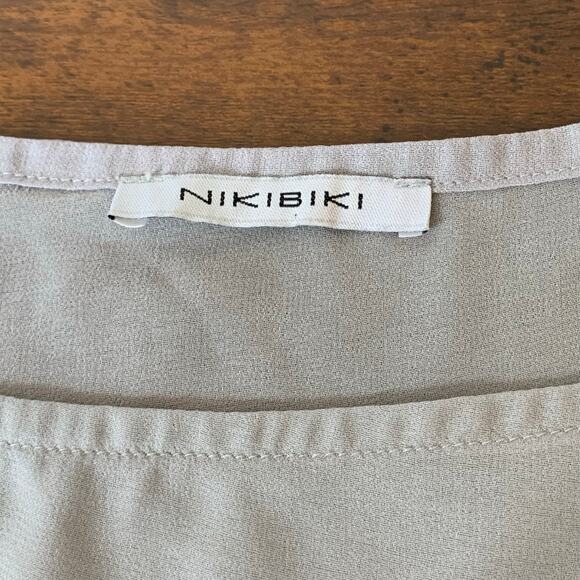 NikiBiki Light Gray Shirt Sleeve Smocked Waist Top Size Medium - Picture 4 of 7